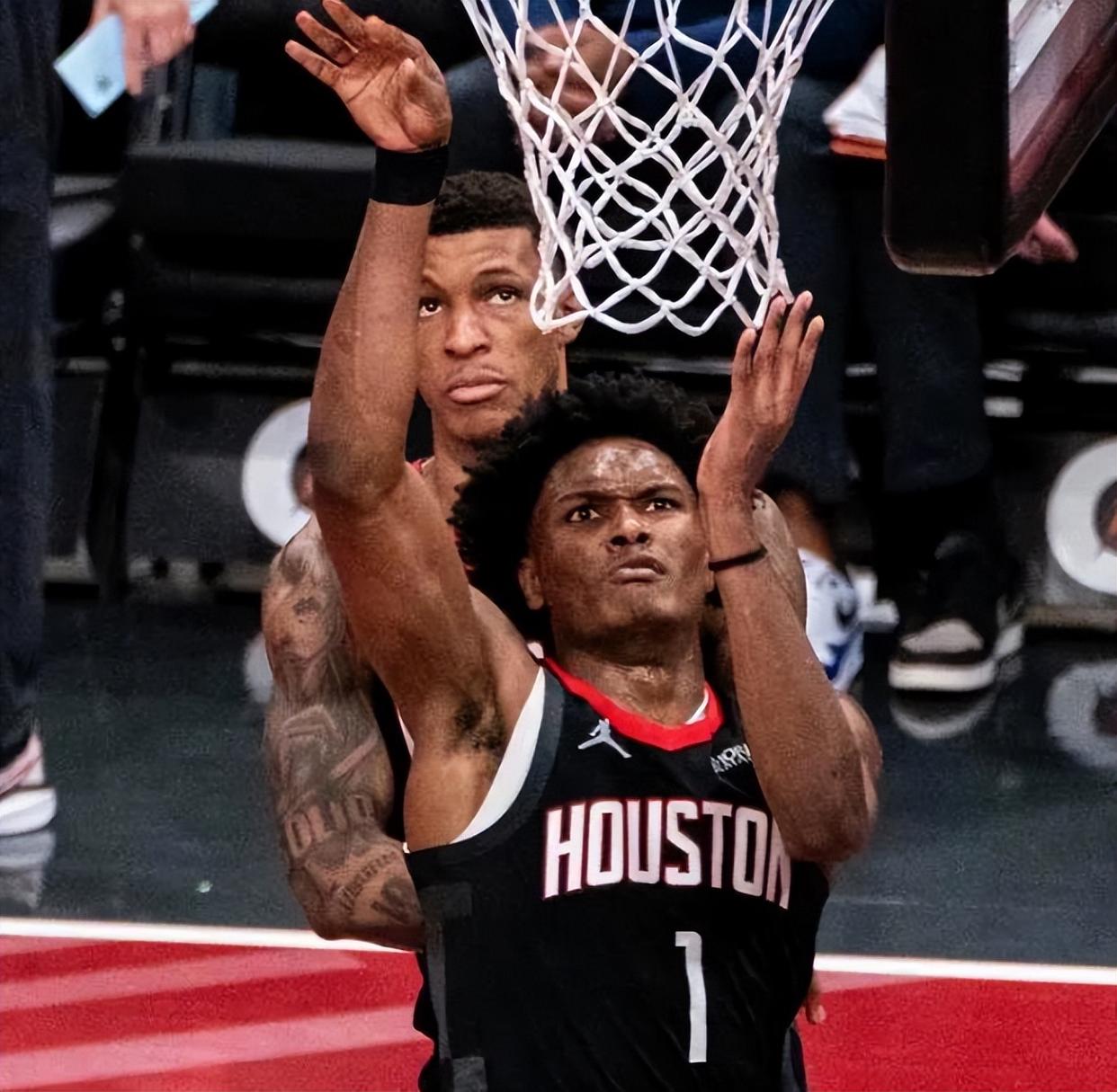 关于火箭客场胜小牛霍华德锁定内线拿下两双的信息