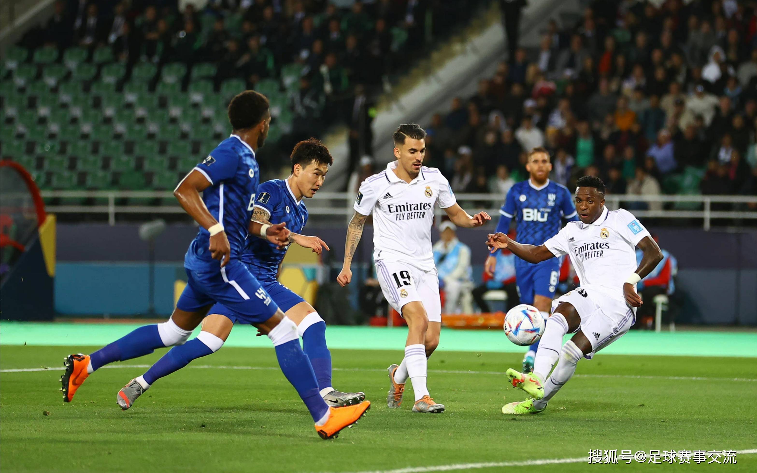 开云体育APP下载-足球比赛场面火爆，球员拼尽全力