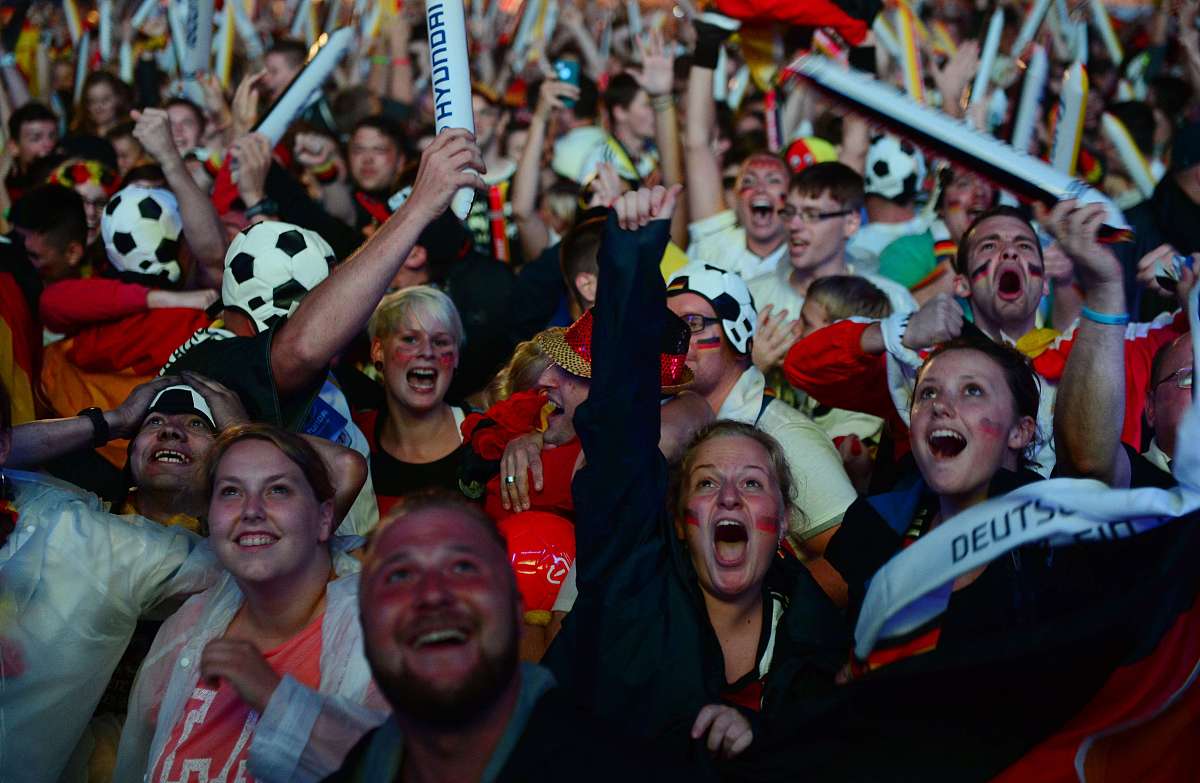 足球比赛场面火爆,球员拼尽全力 足球比赛场面火爆,球员拼尽全力