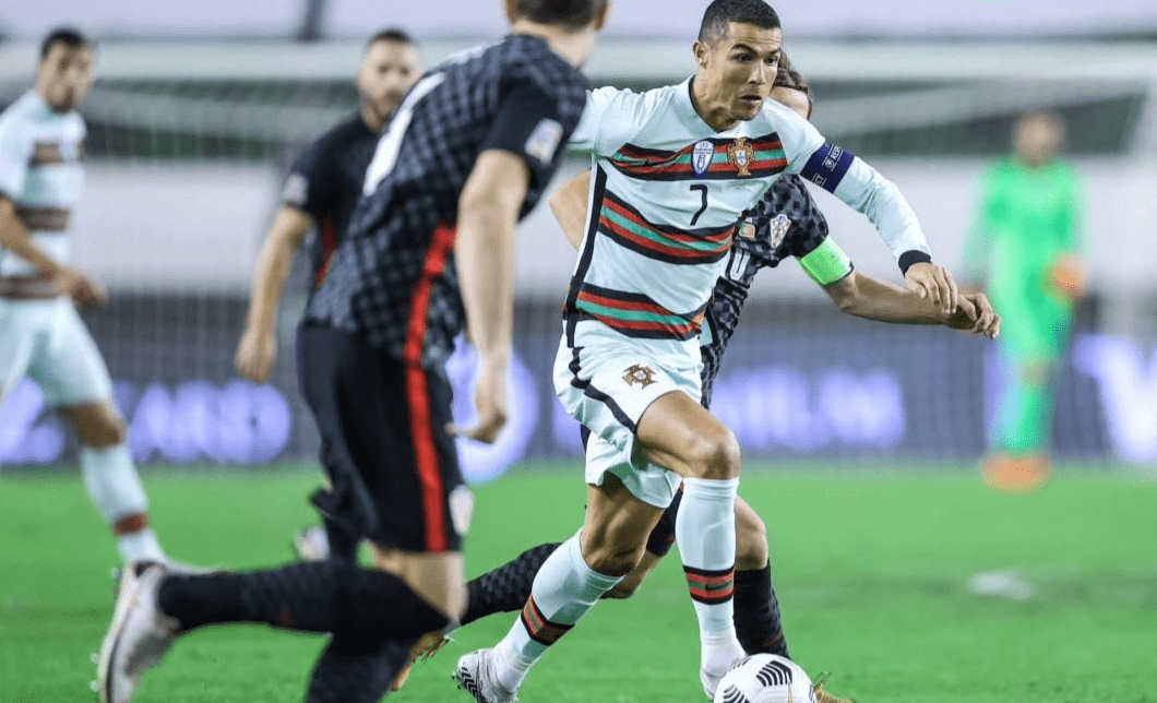 包含意大利大胜智利，锁定欧国联决赛席位的词条