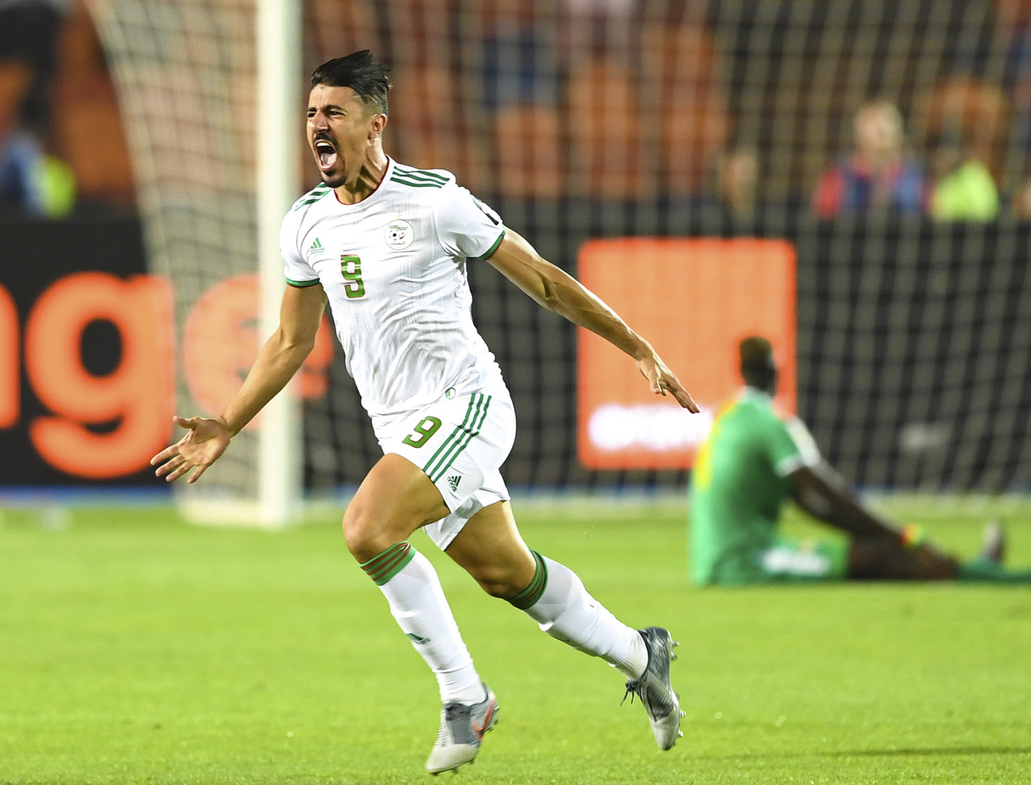 开云体育官方网站-阿尔及利亚队狂胜，夺得比分优势