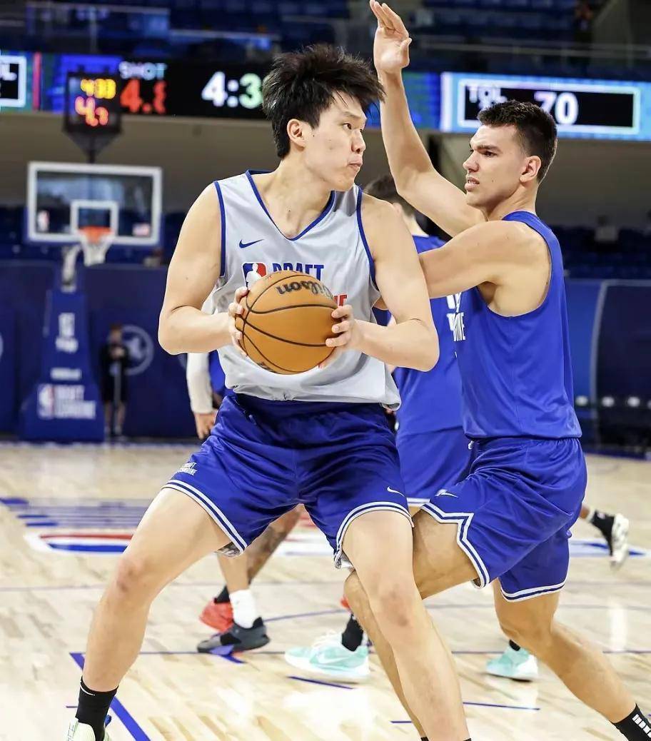 郑州篮球赛事中球队实力强劲，对手难以匹敌