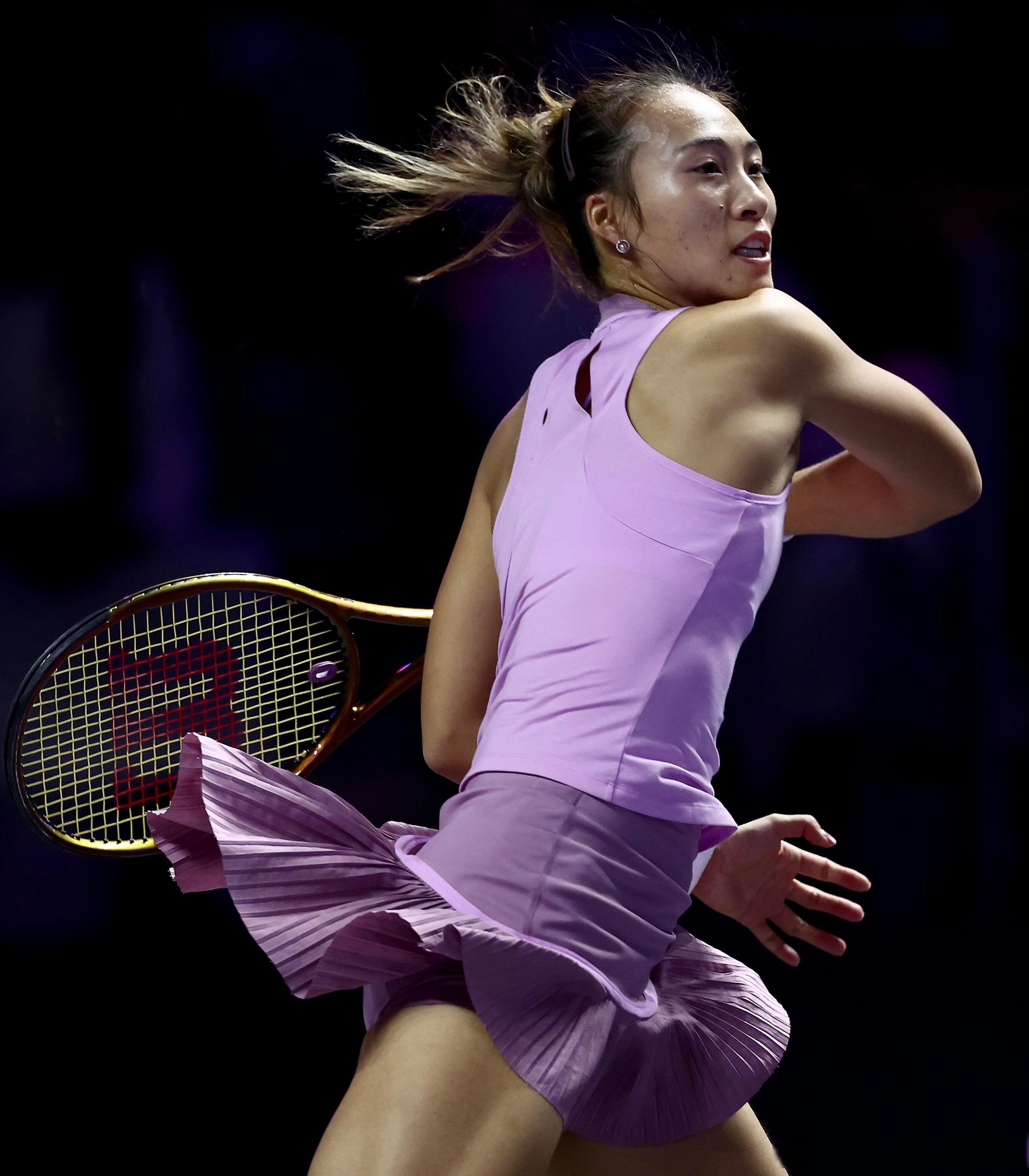 球场上的激战，运动员们的实力对决赛