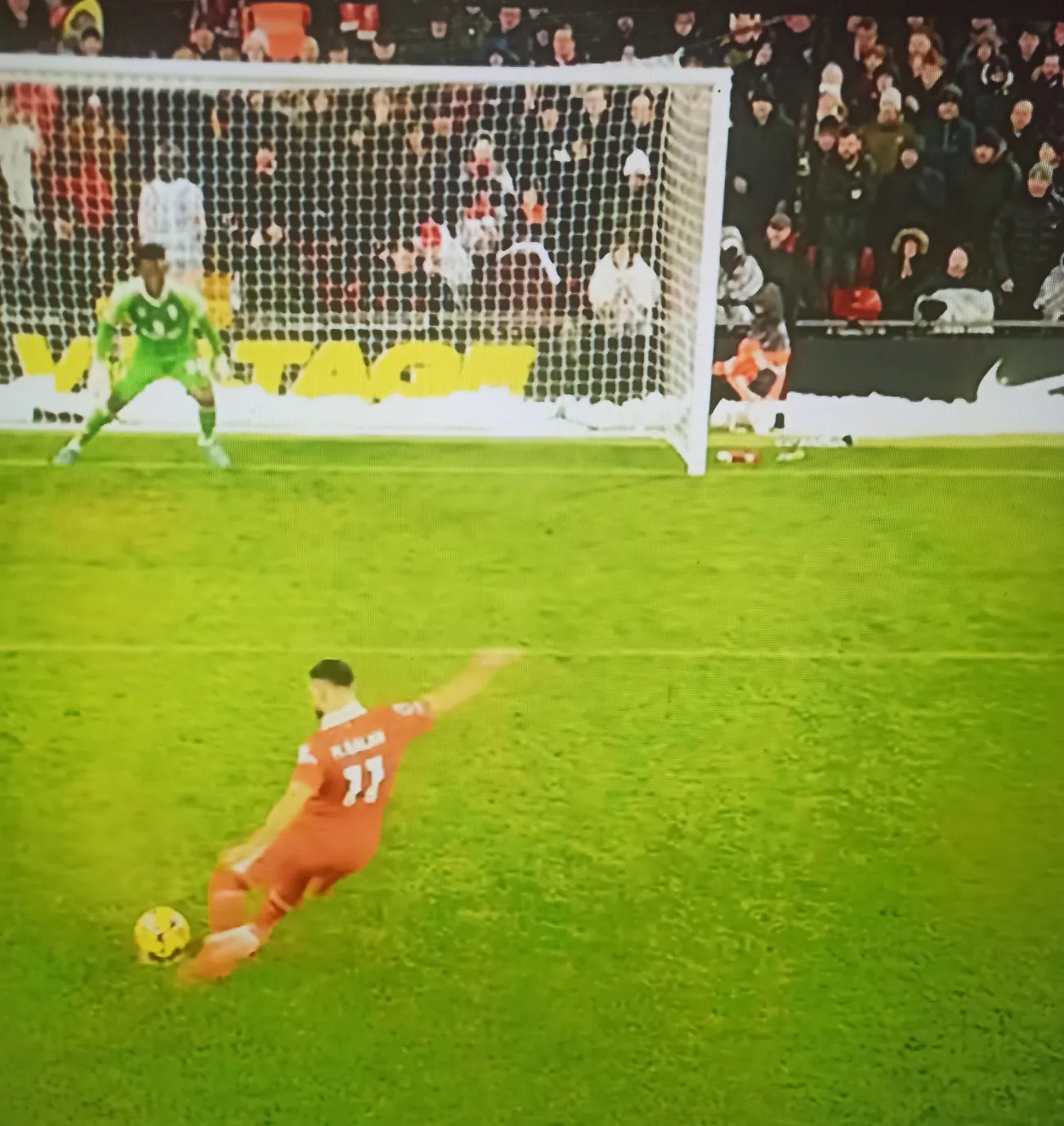 开云体育入口-曼联铁卫战术角球建功，助球队逆转胜利