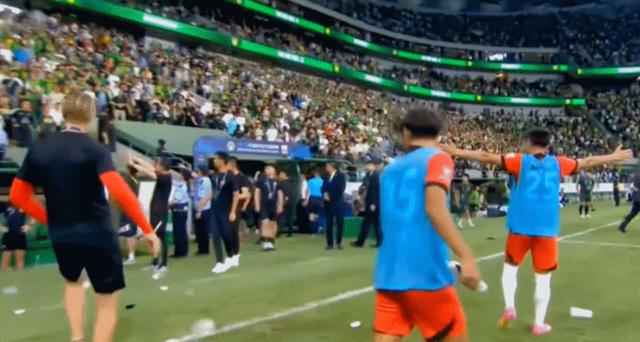 终场哨响,球迷热烈掌声如雷响起 终场哨响,球迷热烈掌声如雷响起