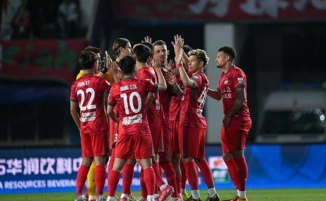 中超联赛球队实力对垒，胜负未定令球迷期待