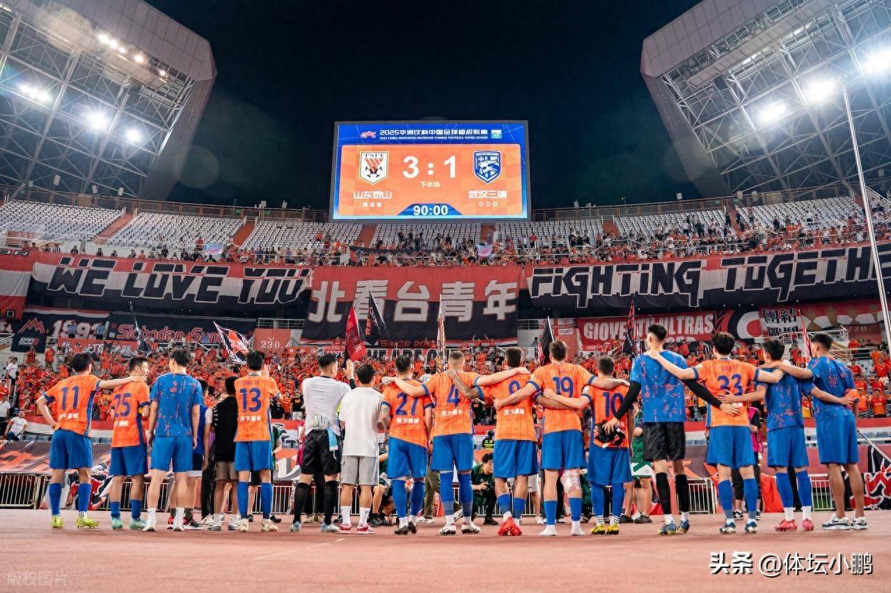 国内足球俱乐部迎来辉煌的胜利