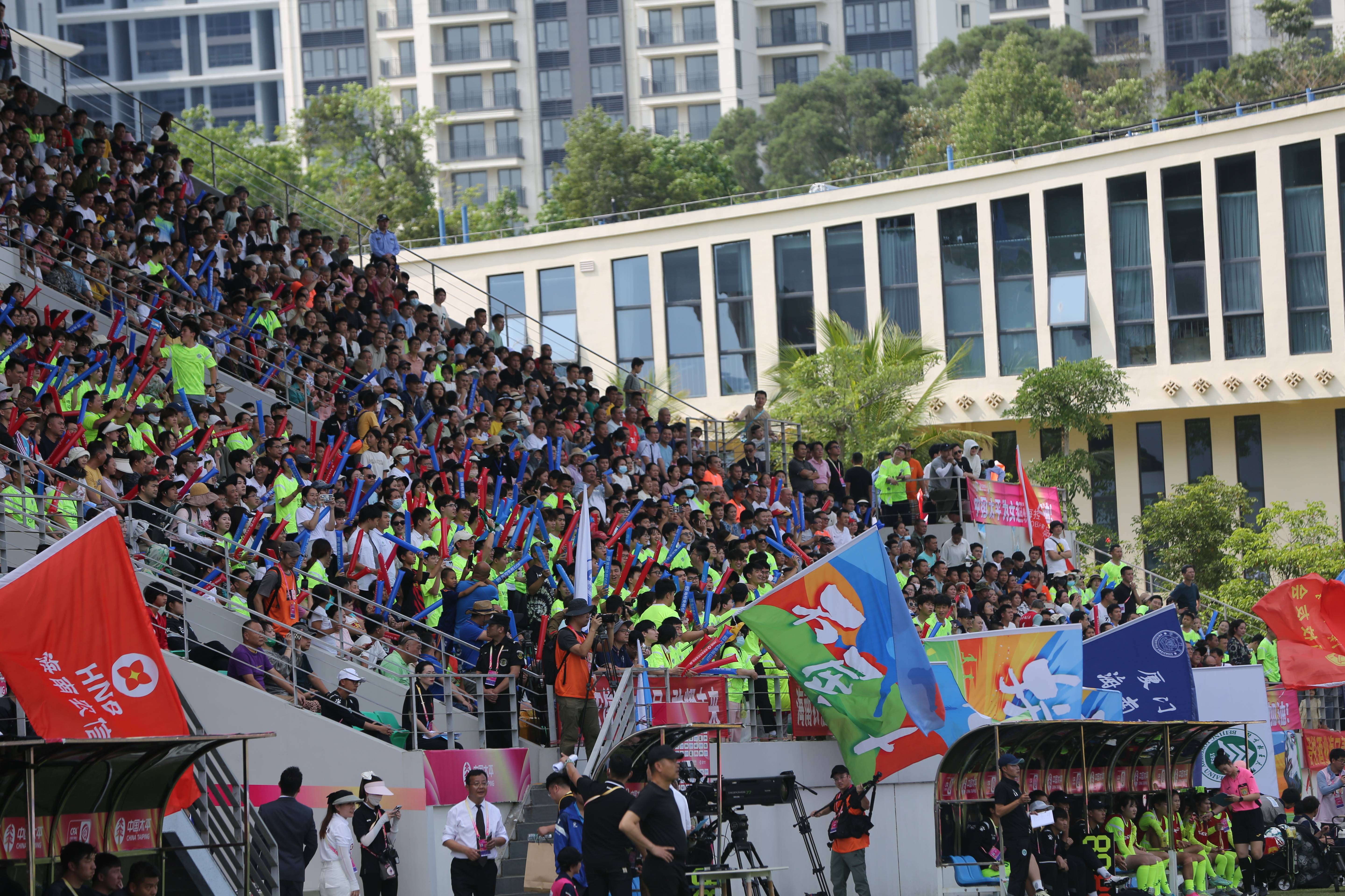 观众现场加油助威，全力支持喜爱球队