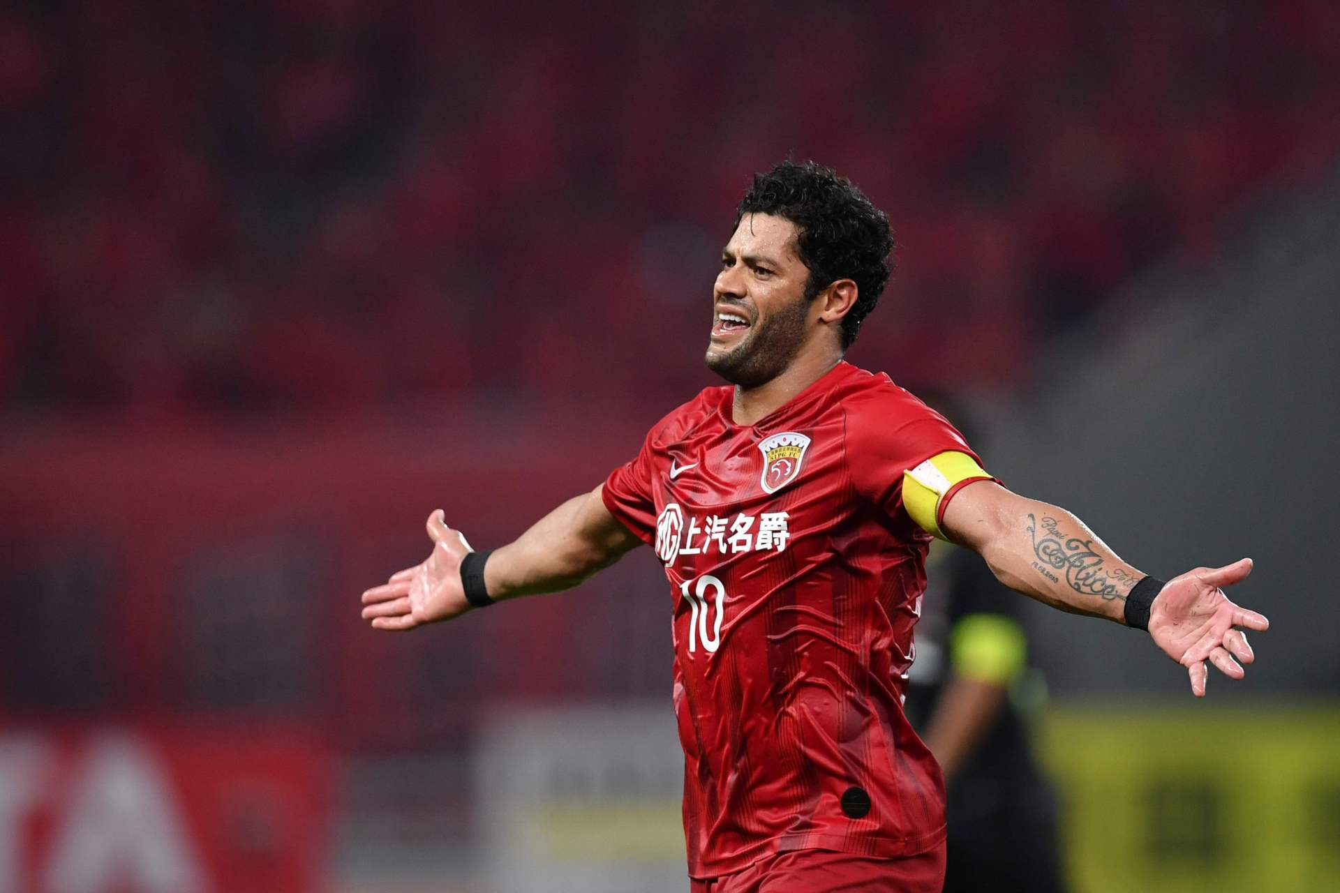 科特迪瓦国脚射门命中，领先对手