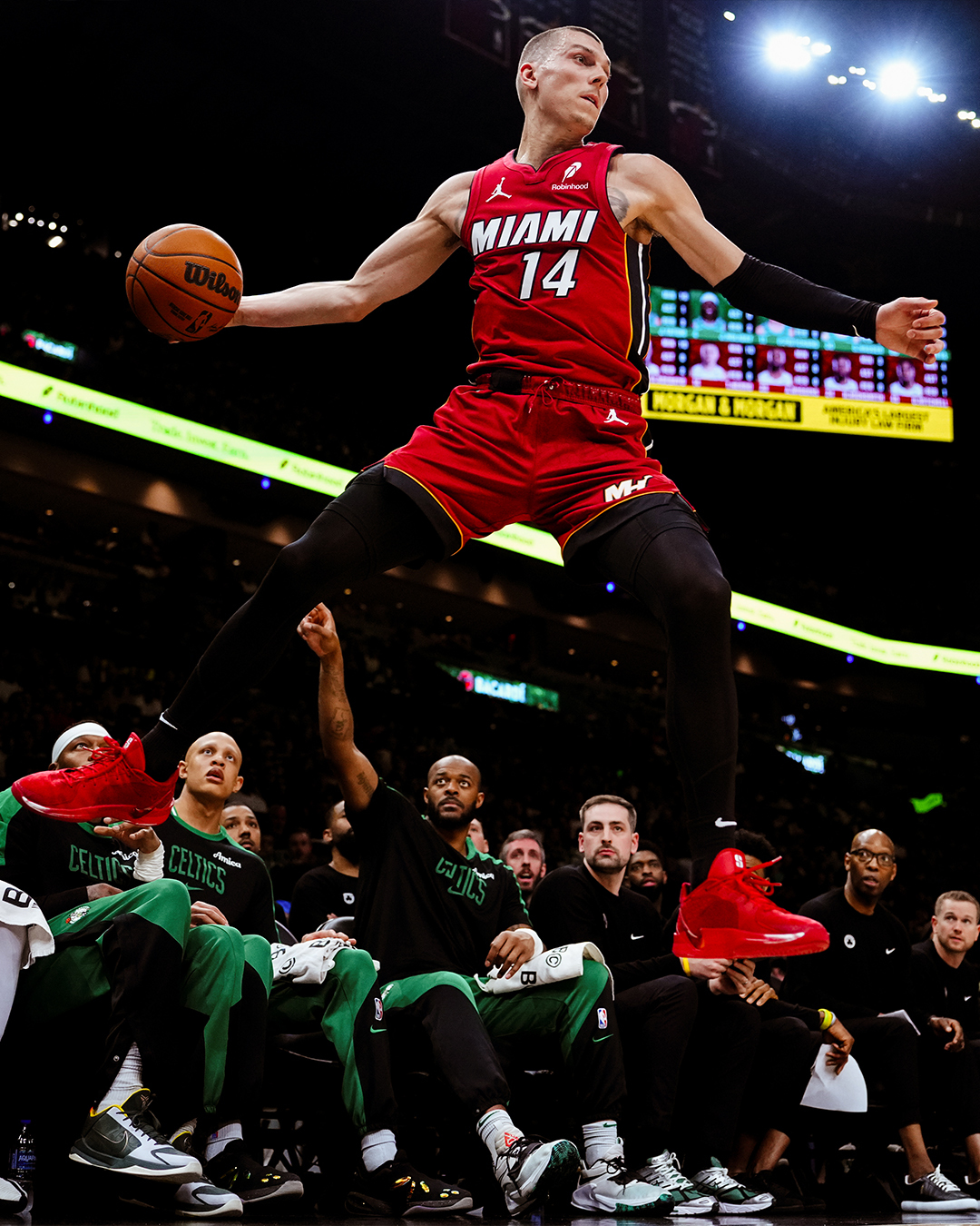 NBA热火队客场大胜勇士队，创造新历史