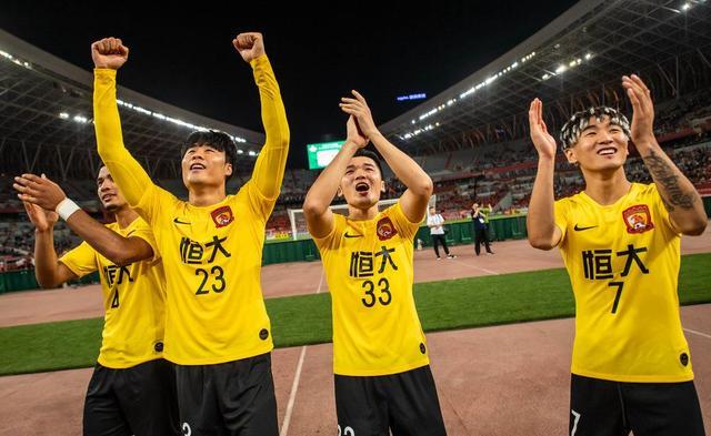 包含卫冕冠军再起航：法国足球巨头首战告捷的词条