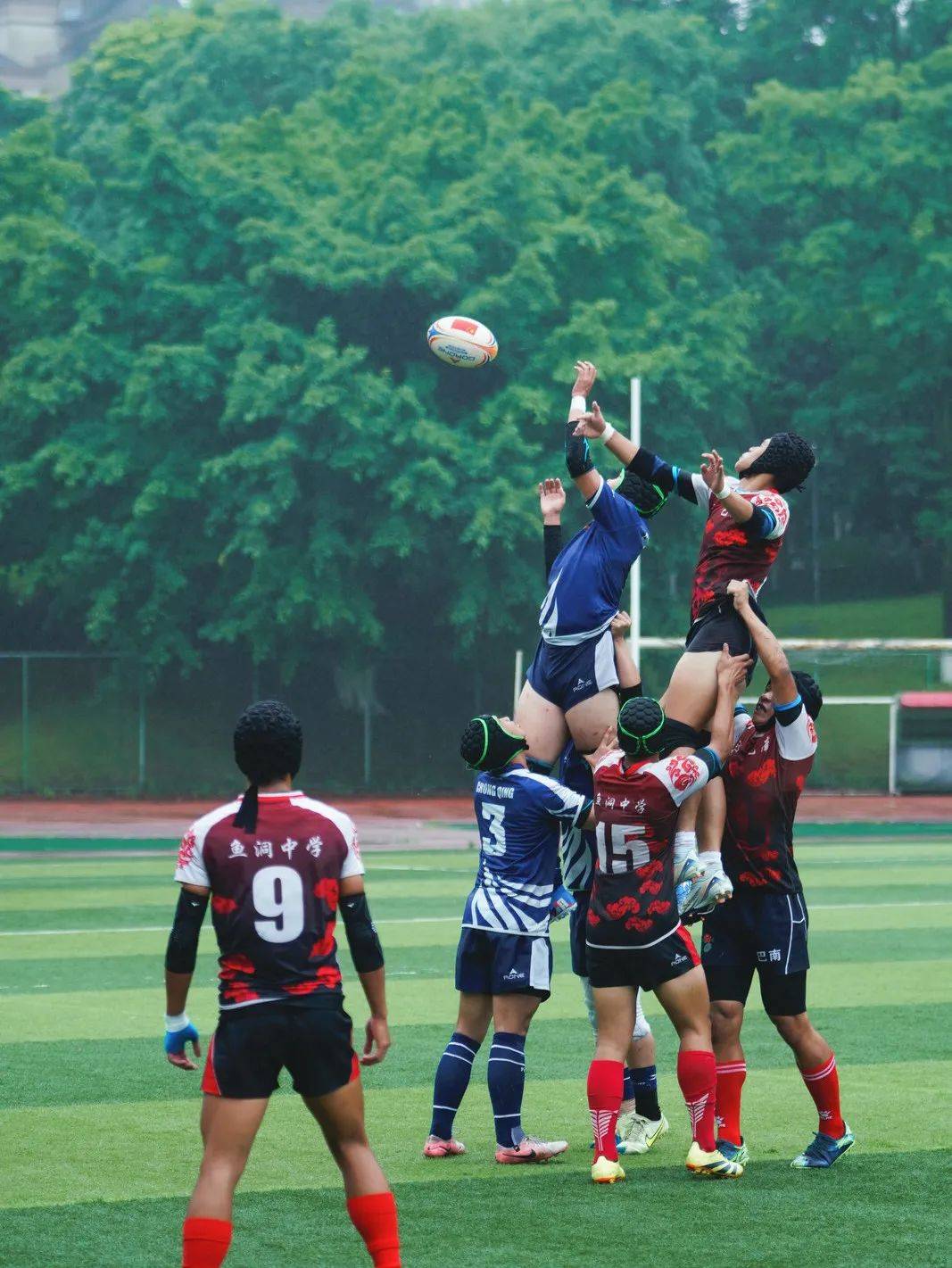 铁杆球迷呐喊助威鼓舞选手斗志