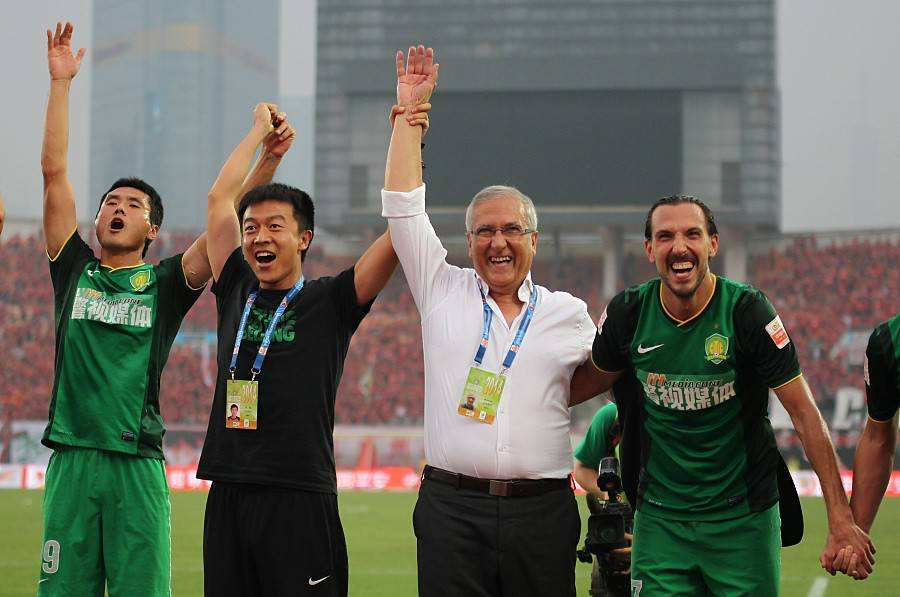 教练心臂骨断裂，球队状态受影响