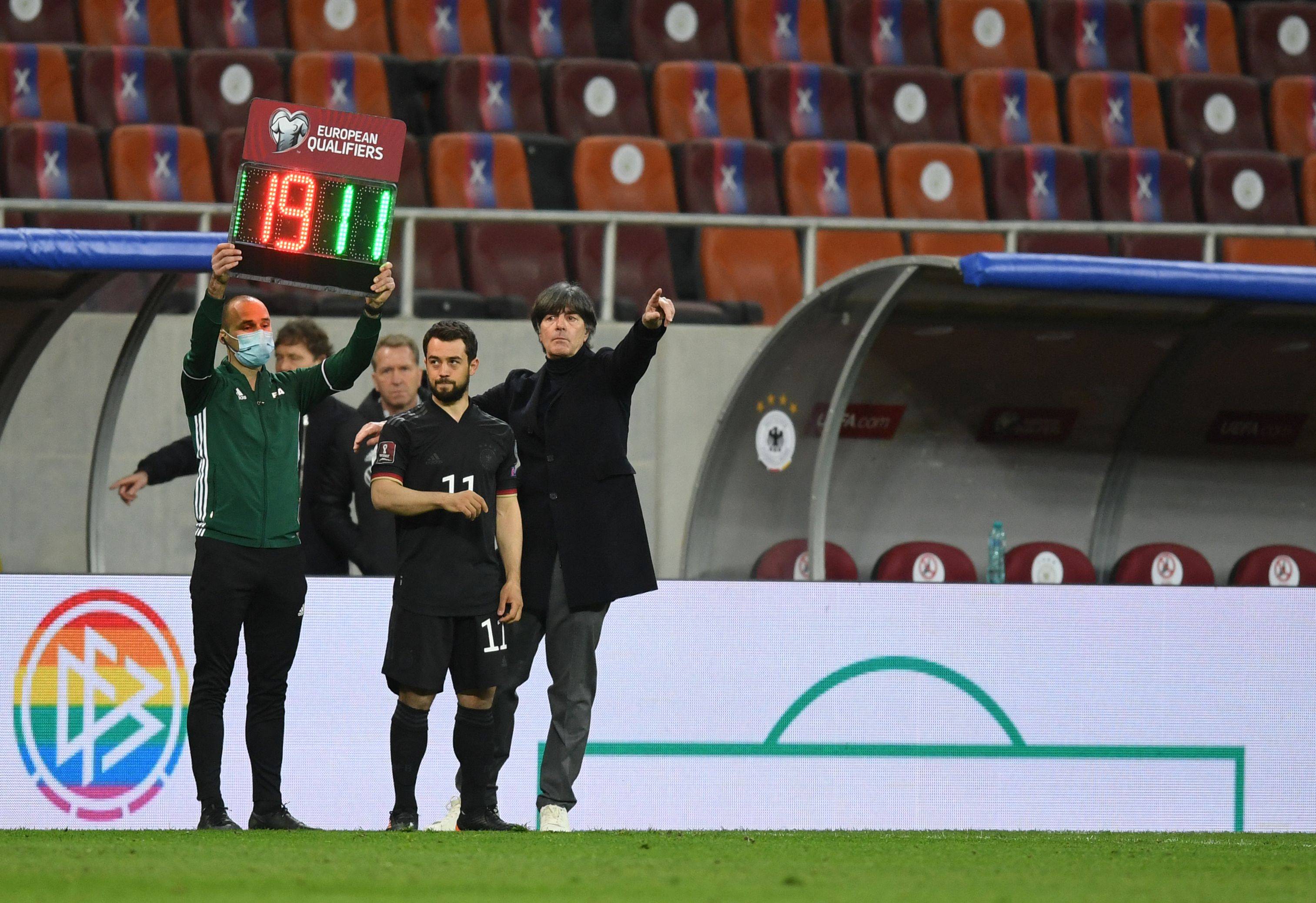 关于罗马尼亚队在场上遭受挫折，情况紧急的信息