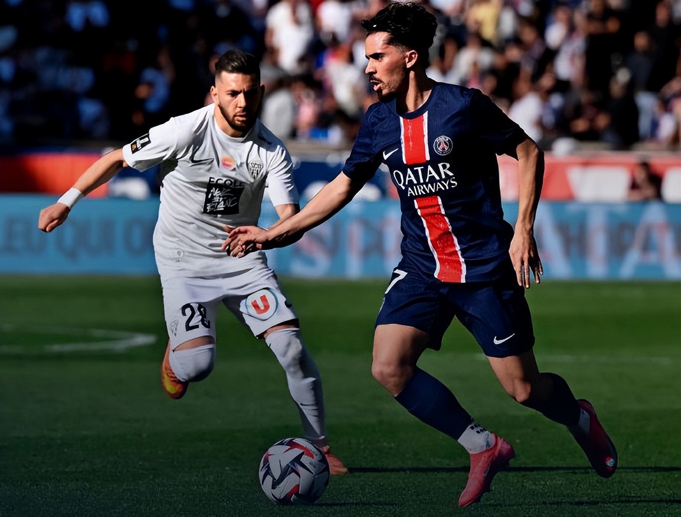 包含巴黎圣日耳曼击败里尔，取得领先优势的词条