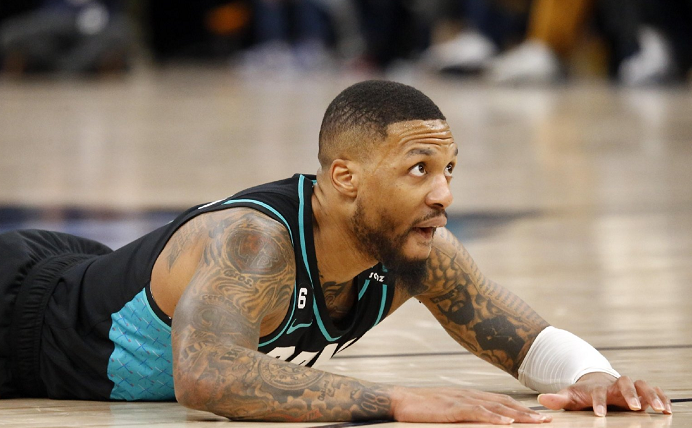 爵士队全力以赴争取胜利，表现抢眼