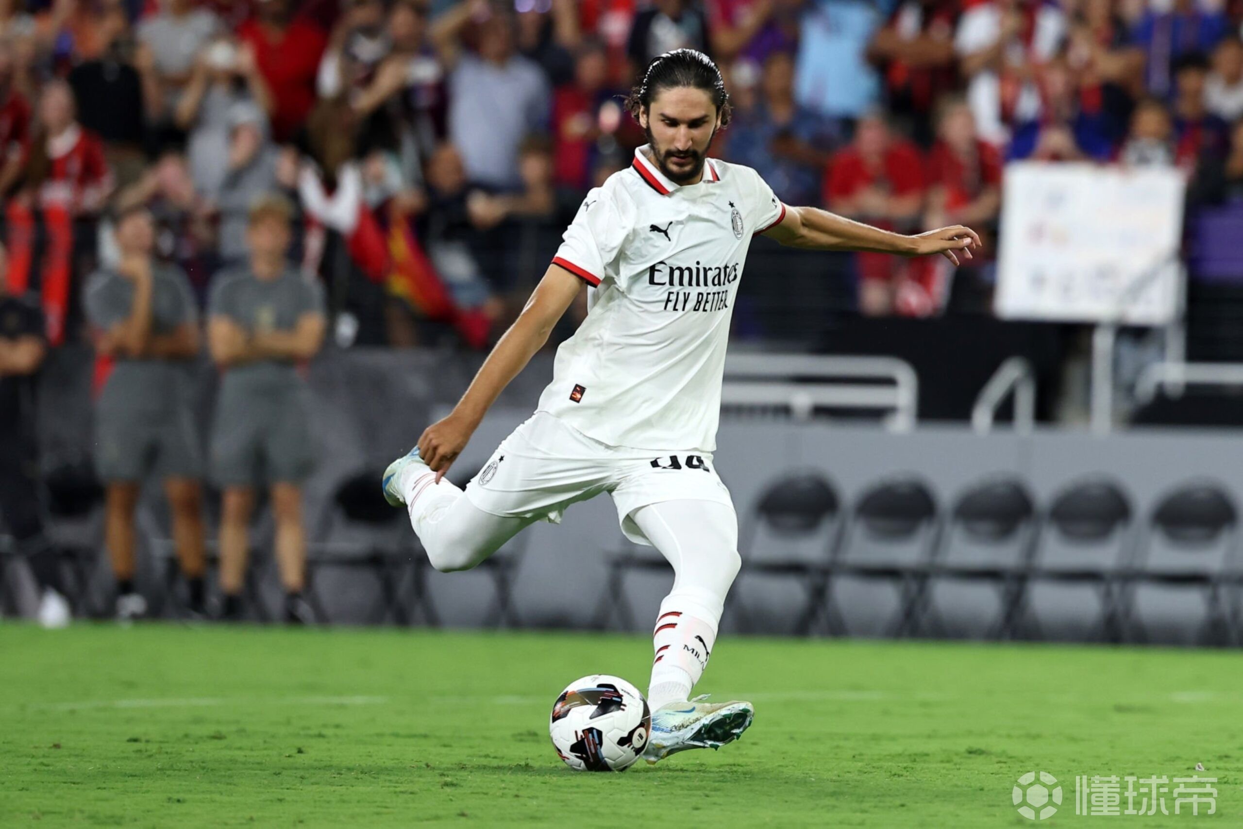 AC米兰宣布引进新中场，提升球队实力