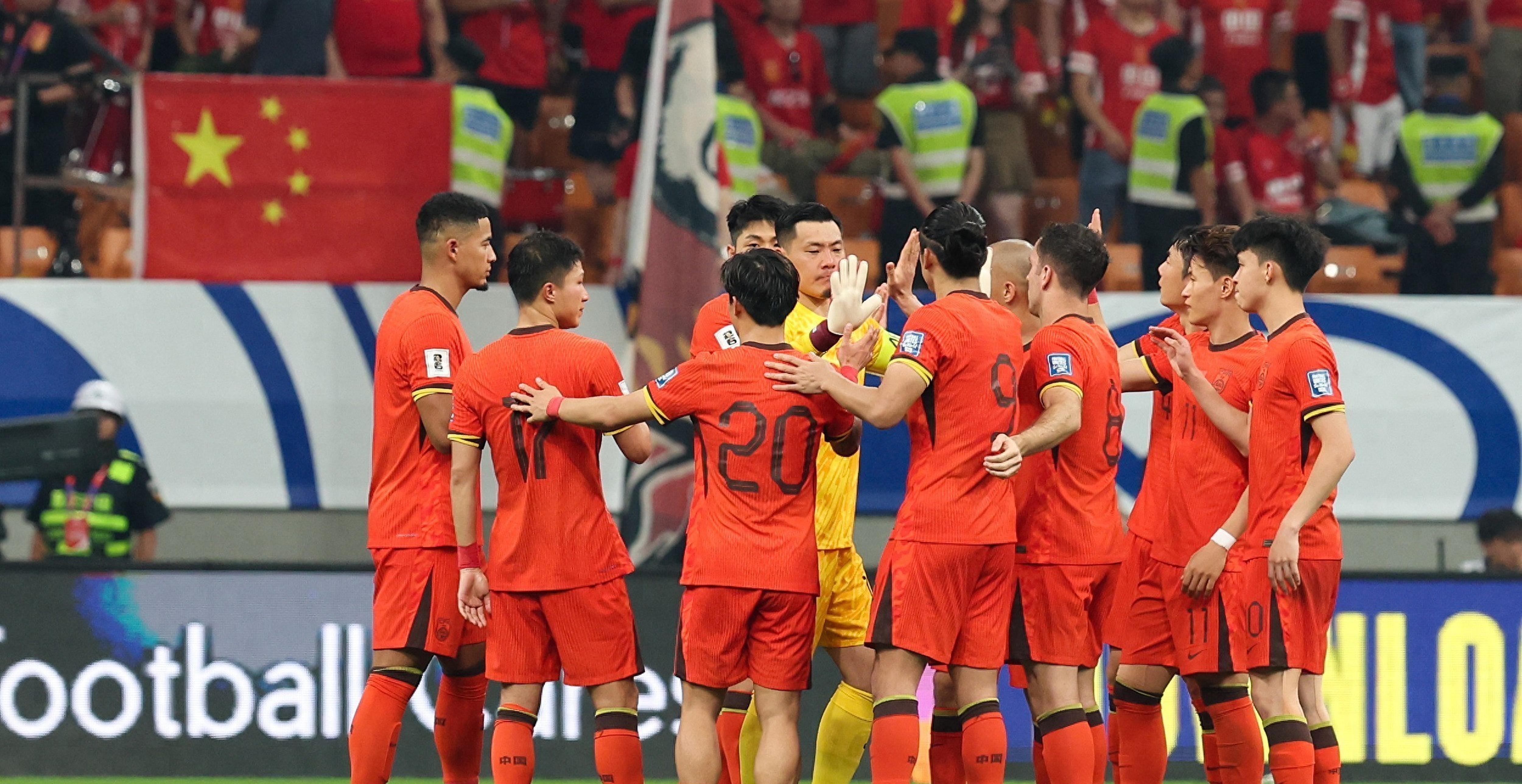 国内足球联赛赛场掀起激烈角逐，球队争夺巅峰的简单介绍