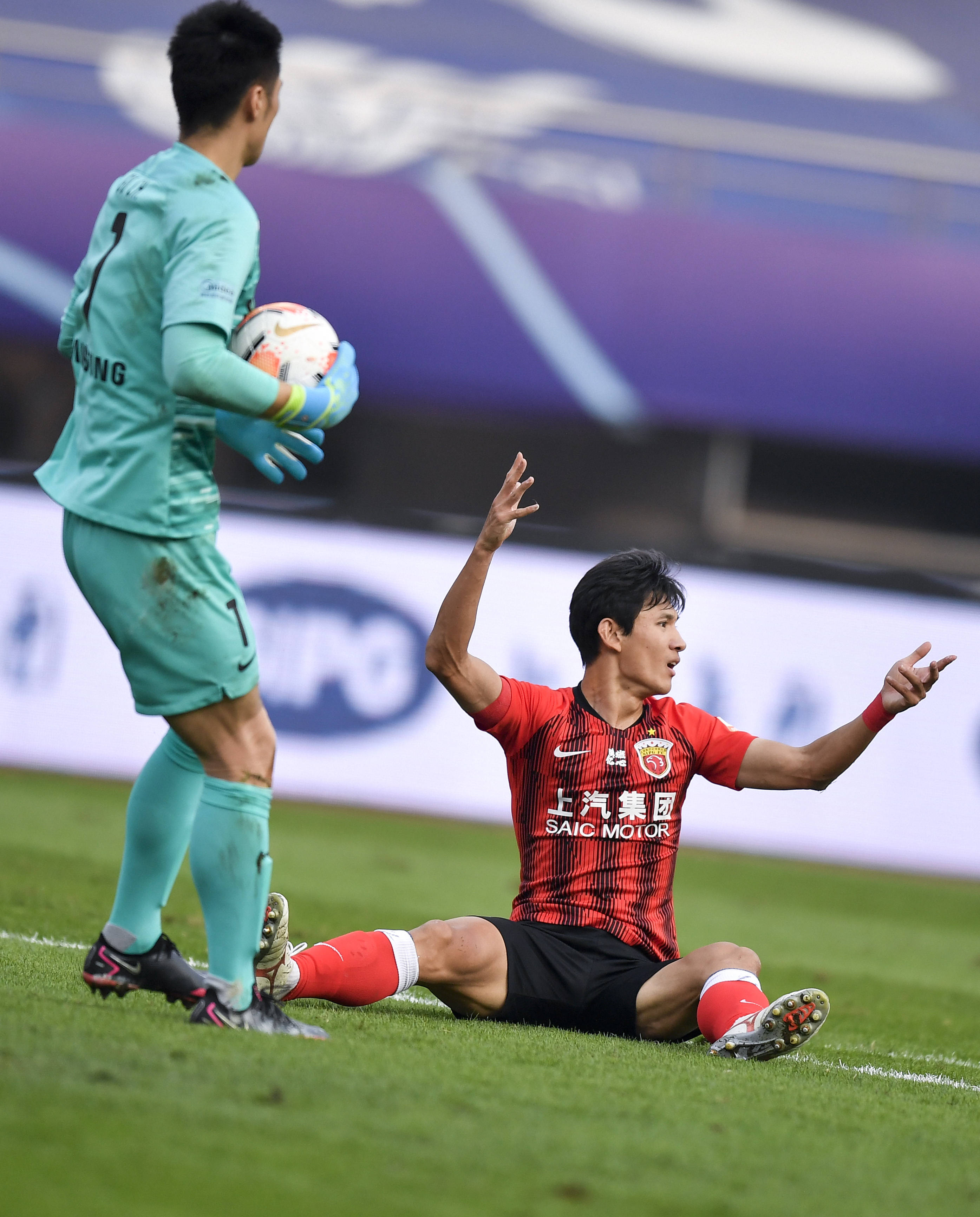 包含江苏苏宁冲击榜首之争，随时准备交锋的词条