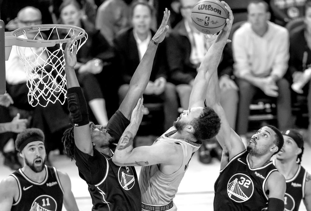 雄鹿大胜灰熊，继续领跑西部