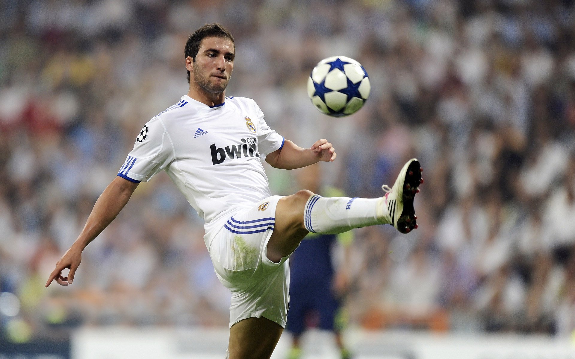 绿茵闪电刺破暗夜，马丁内利无解奔袭引领欧冠史诗战役