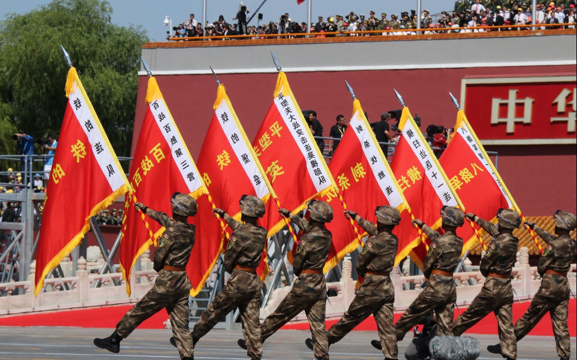霍勒迪生涯里程碑闪耀,鹈鹕节奏掌控轻取北京队
